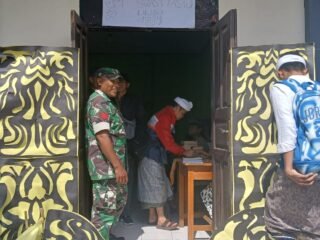 Babinsa Bayung Gede Monitoring Gerakan Ayah Mengambil Rapor Anak di SMA Negeri 1 Kintamani