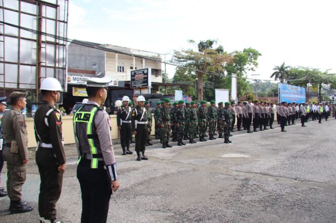 
Anggota Kodim 1412/Kolaka Ikuti Apel Gelar Pasukan Operasi Kepolisian Terpusat Lilin Anoa 2025