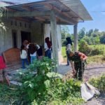 Babinsa dan Warga Desa Karombo Bersatu untuk Lingkungan Bersih dan Rapi