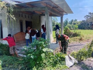 Babinsa dan Warga Desa Karombo Bersatu untuk Lingkungan Bersih dan Rapi
