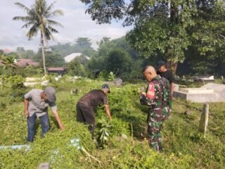 Perkuat Kebersamaan, Babinsa dan Warga Karijawa Gotong Royong di TPU