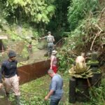 Babinsa Abuan Bersama Pecalang Laksanakan Pembersihan Material Longsor di Areal Pura Penglukatan Taman Pecampuhan