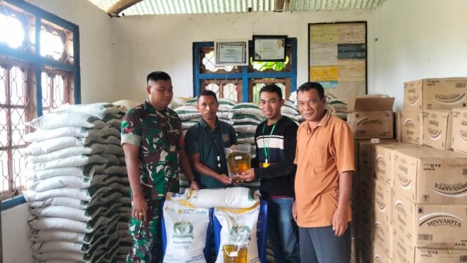 
					Babinsa Koramil 1612-03/Borong Dampingi Pembagian Bantuan Pangan di Desa Lenang