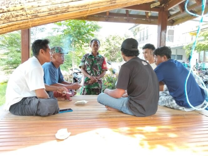 
					Perkuat Kemanunggalan TNI–Rakyat, Babinsa Pekat Gelar Komsos dengan Warga