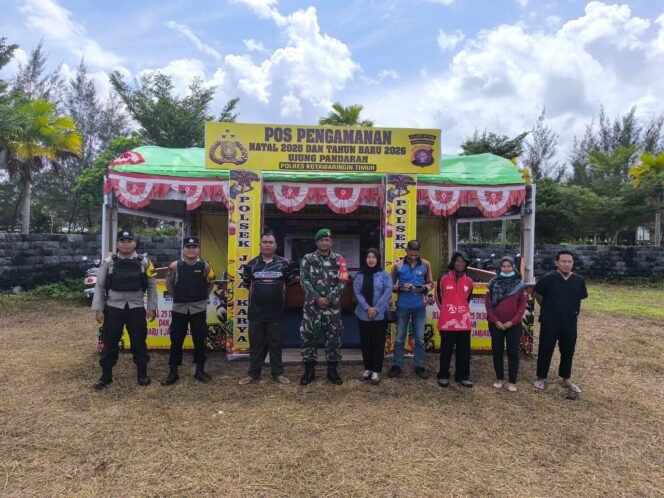 
					Dukung Keamanan Dan Kenyamanan, Personil Kodim 1015/Sampit Bersinergi Jaga Pos Pengamanan Nataru 2026.