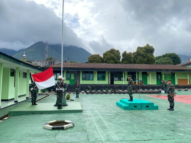 
Upacara Bendera di Makodim, Kodim 1612/Manggarai Teguhkan Semangat Juang Prajurit