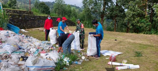 
					Babinsa Desa Siakin Bersama Staf Desa Laksanakan Pembersihan Sampah Residu