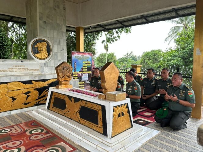 
Danrem 041/Gamas Ziarah ke Makam Pahlawan Radin Inten II, Teladani Semangat Juang Pahlawan