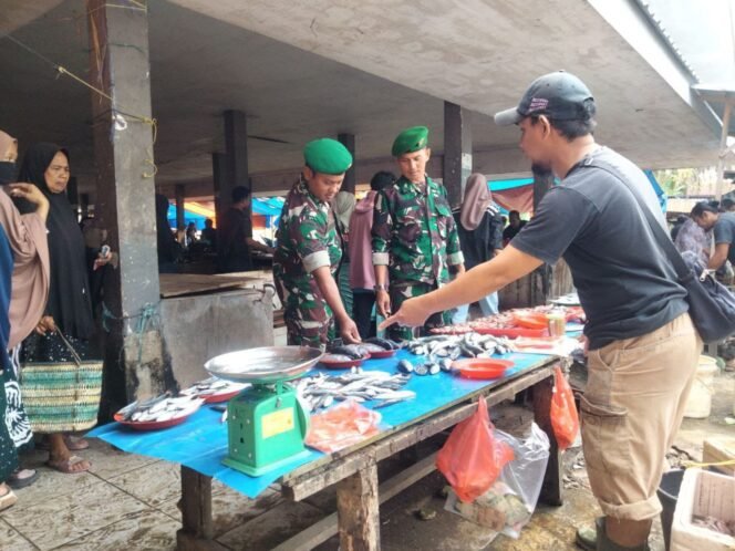 
					Pastikan Stok Aman di Hari Natal, Babinsa Koramil 1420-07 Pantau Harga Pangan di Pasar Baranti