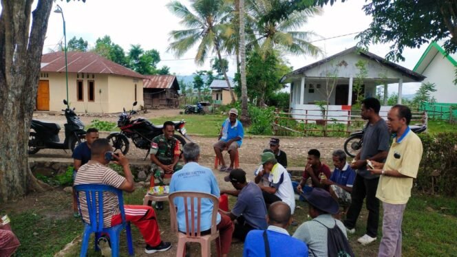 
					Babinsa Dekat dengan Rakyat, Jaga Natal Damai hingga Tahun Baru di Desa Hauteas