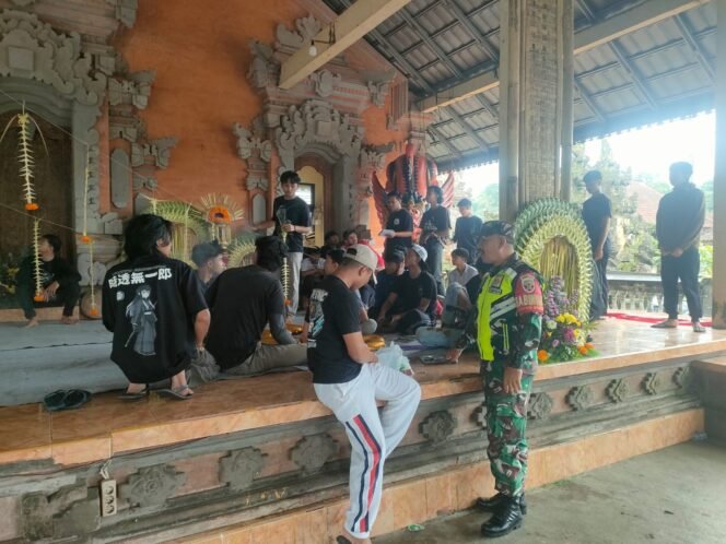 
					Babinsa Desa Tiga Laksanakan Komsos dengan STT Asti Dharma Kerti