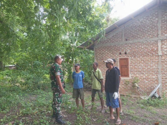 
Melalui Monitoring Wilayah, Babinsa Ajak Warga Sapaen Tingkatkan Hasil Pertanian