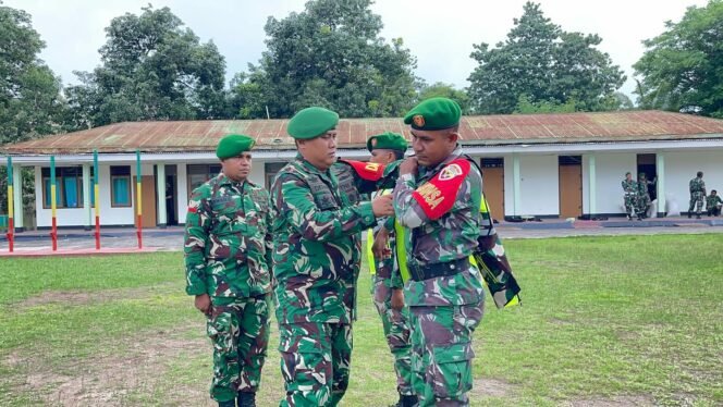 
					Dandim 1603/Sikka Pimpin Apel Penyerahan Rompi AD dan Pengecekan Personel Pengamanan Tahun Baru 2026