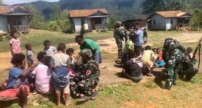 
					Pos Serambakon Satgas Yonif 751/VJS Anjangsana ke Kampung Seramkatok: Pengobatan Gratis Door to Door, Warga Sambut Hangat dan Ceria