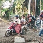 Korem 012/TU: Babinsa Turun Tangan Bantu Puluhan Pengendara Terjatuh di Jalan Meulaboh–Tripa Makmur