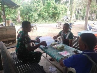 Babinsa Pos Ramil Darul Hikmah Perkuat Kemanunggalan TNI dengan Masyarakat Gampong Reuntang