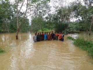 Air Capai 140 Sentimeter, Aparat Gabungan Lakukan Penyeberangan Warga di Juai