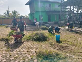 Karya Bakti Koramil Anjir Muara: Lingkungan Bersih, Masyarakat Sehat