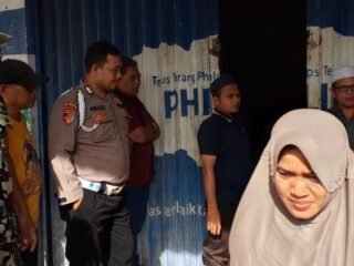 Babinsa Koramil 01/Jaya Bantu Distribusi LPG 3 Kg di Desa Meunasa Weh