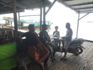 Babinsa 1203-08/ Pulau Maya Jalin Kedekatan dengan Warga Lewat Komsos di Dermaga Speedboat