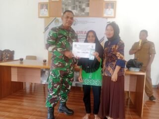 Babinsa Koramil 1203-13/Matan Hilir Selatan Hadiri Penyaluran BLT DD di Desa Negeri Baru