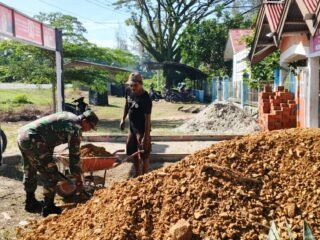 Babinsa Koramil 03/Setia Bakti Bantu Pembangunan Kamar Mandi SDN 3 Setia Bakti