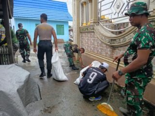 Jaga Kebersihan Lingkungan, Koramil 1001-10/Babirik Gotong Royong Bersama Masyarakat