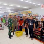 Anggota Koramil 1203-12/Delta Pawan Tertibkan Barang Kedaluwarsa Jelang Natal dan Tahun Baru