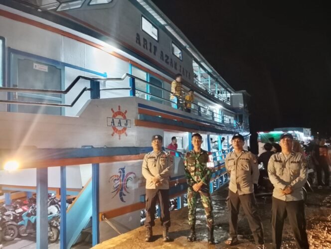 
Sinergi TNI–Polri, Babinsa Teluk Batang Laksanakan Patroli Pengamanan Nataru di Pelabuhan