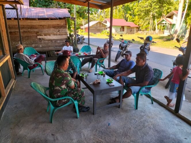 
					Babinsa Koramil Panga Laksanakan Komsos dengan Warga Desa Tuwi Kayee