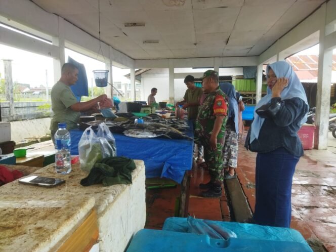 
					Babinsa Koramil 06/Teunom Komsos dengan Pedagang Ikan di Pasar Kude Teunom