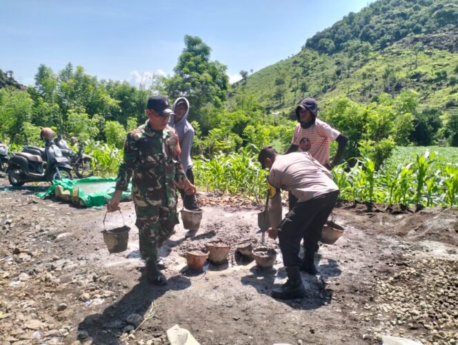 
					Babinsa Koramil Dompu Ajak Warga Jaga Kamtibmas Saat Gotong Royong Jembatan