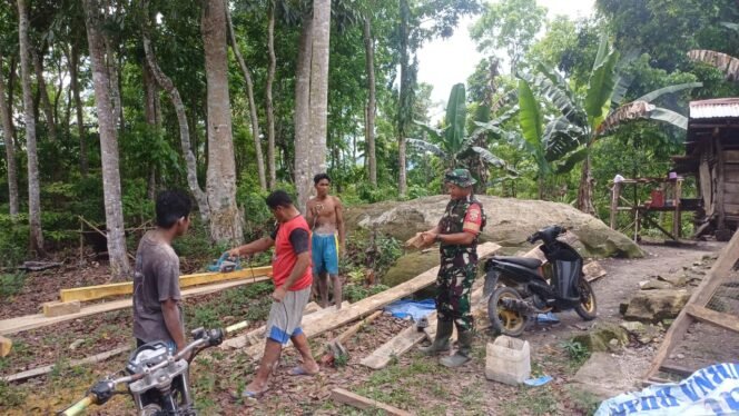 
					Ciptakan Lingkungan Aman, Babinsa Koramil 03/Katikutana Laksanakan Komsos