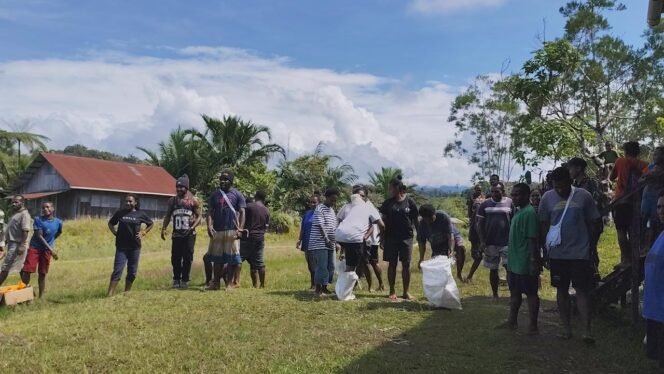 
					Pos Tarub Satgas Yonif 751/VJS Meriahkan Tahun Baru di Halaman Gereja Baptis Tarub: Lomba Tradisional Pererat Kekerabatan