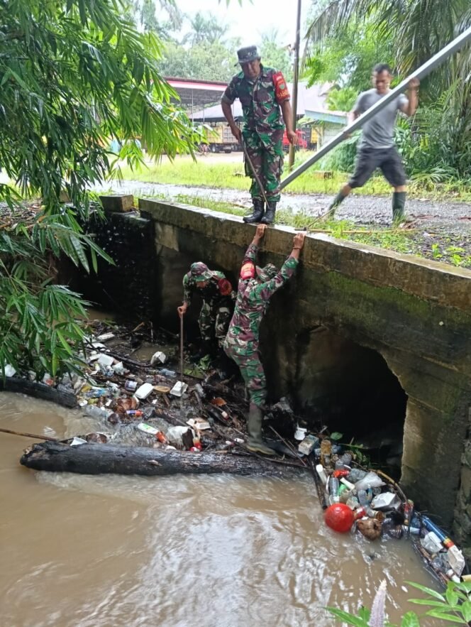 
					Perbaiki Saluran Air Yang Tersumbat Akibat Banjir, Personel Kodim 0428/MukoMuko Turun ke Lapangan