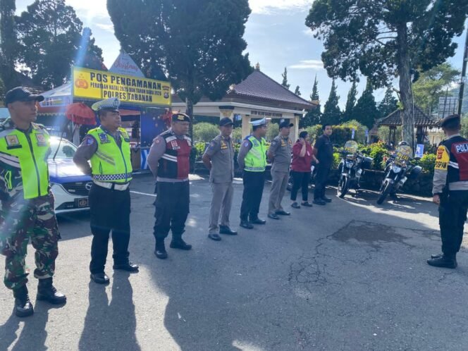 
Personel Kodim Tabanan Terus Laksanakan Pemantauan dan Pengamanan di Pos Terpadu Nataru 2025–2026