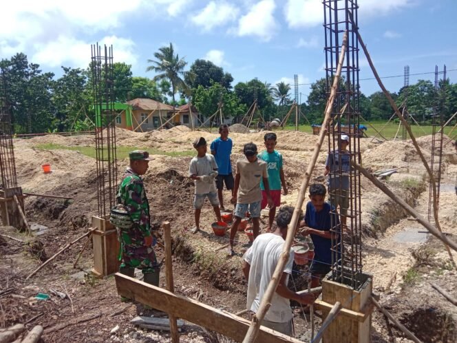 
Babinsa Kodim 1613/Sumba Barat Kawal Pembangunan Koperasi Desa Rajaka