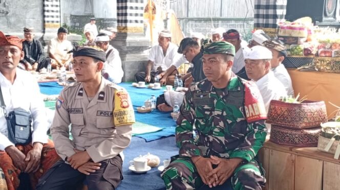 
					Babinsa Desa Undisan Hadiri Uleman Upesaksi Karya di Pura Pasek Gelgel Prateka