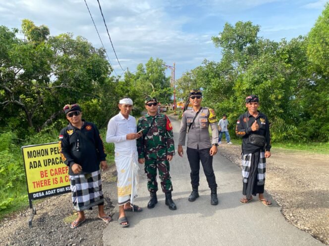 
Babinsa Bunga Mekar Kawal Piodalan Pastikan Berjalan Aman Dan lancar
