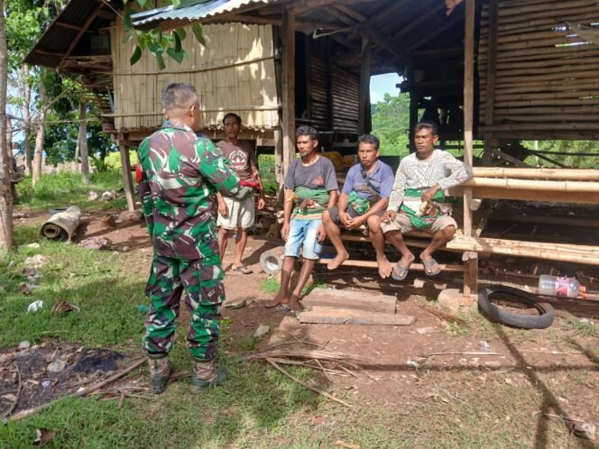 
					Perkuat Kemanunggalan TNI-Rakyat, Babinsa Komsos Kamtibmas di Desa Harona Kalla