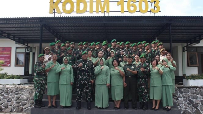 
					Kodim 1603/Sikka Gelar Upacara Korps Raport Purna Tugas Kapten Inf Nyoman Minggu Diana