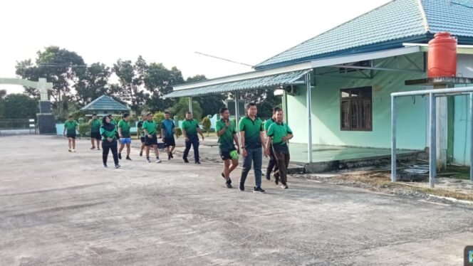 
					Semangat Bugar Untuk Menjaga Fisik Agar Tetap Prima” Personel Kodim 0428/Mukomuko, Laksanakan Olahraga Jalan Sehat