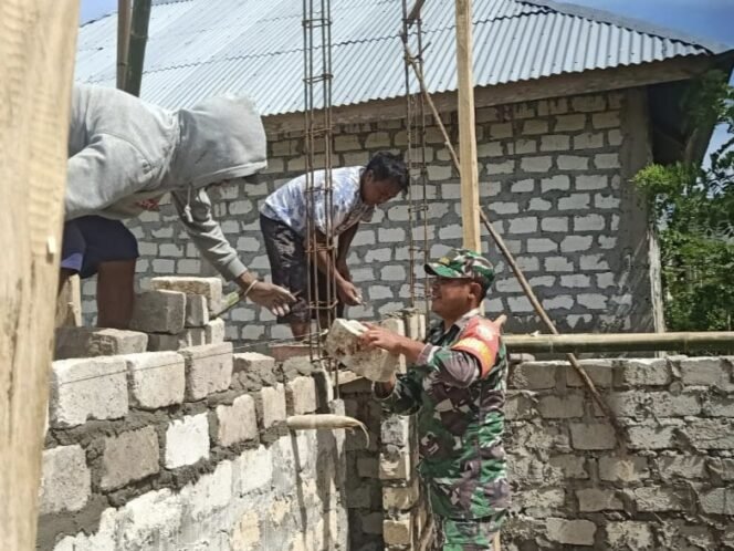 
					Gotong Royong Bersama Warga, Babinsa Hadir di Tengah Masyarakat Desa Tanamodu