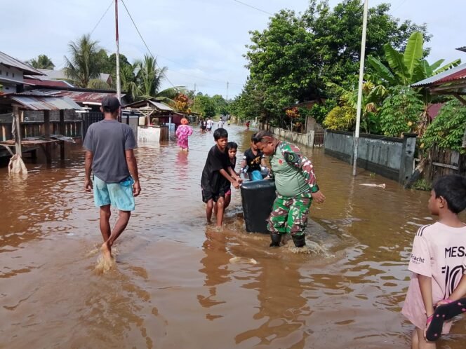 
					Koramil Galela 1508-02/Galela Bersama Polsek dan BPBD Tangani Dampak Banjir di Galela Selatan