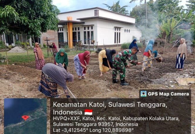 
					Babinsa Koramil 1412-03/Lasusua Dampingi Ibu PKK Tanam Sayur di Desa Tobaku