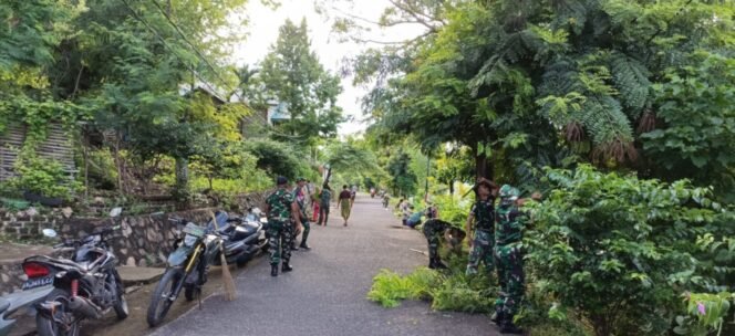 
					Babinsa Koramil 1624-04/Omesuri Gelar Kerja Bakti Bersama Warga Desa Balauring