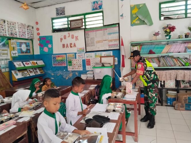 
					Babinsa Koramil 01/Loli Monitoring Penyaluran Makanan Bergizi Gratis di Sekolah