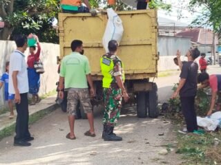 Pererat Kebersamaan, Babinsa Koramil 01/Loli Kerja Bakti Bersama Warga