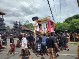 Amankan Upacara Keagamaan Di Banjar Metulis, Sertu Wayan Suriawan Pastikan Pengabenan Warga Binaan Aman Dan Lancar