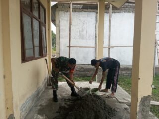 Peduli Warganya, Babinsa Koramil 1512-02 Patani Bantu Membuat TK-PAUD Di Desa Binaannya